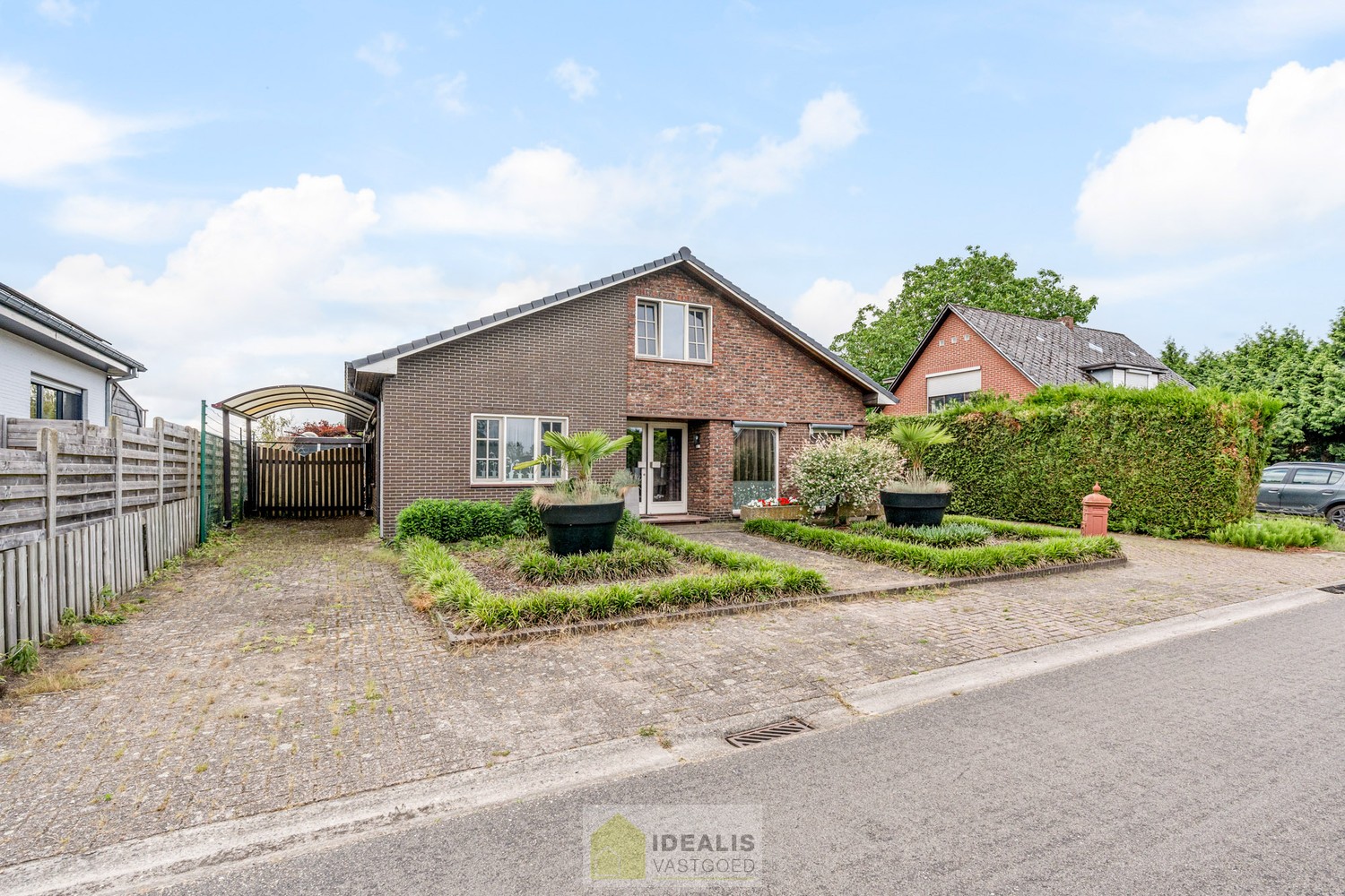 IDEALIS VASTGOED – RUIME, GERENOVEERDE EN INSTAPKLARE WONING MET 3 GELIJKVLOERSE SLAAPKAMERS, LICHTRIJKE LEEFRUIMTE MET OPEN KEUKEN ÉN AFGEWERKTE 2e VERDIEPING MET TOTALE BEWOONBARE OPPERVLAKTE VAN MAAR LIEFST +232M²!! DE WONING IS GELEGEN OP EEN KNAP PER - foto 4