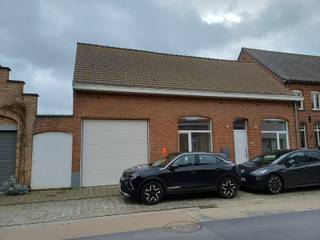 Gelegen langs de Zwartestraat, pal in het dorpscentrum van Reninge, vinden we deze recent gerenoveerde huurwoning terug. De aangename woonst werd...