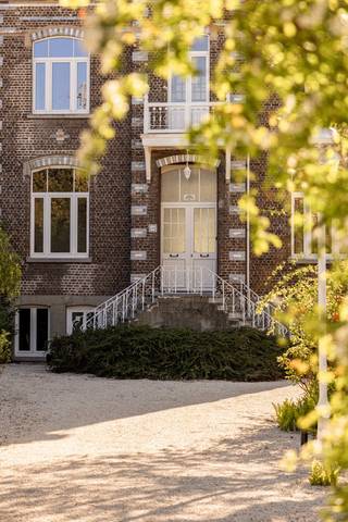 Te koop in Oudenaarde : klein kasteel begin 20ste eeuw.
Verkoopsinf: Pieter Cardoen 0475 36 12 52, pieter@cornelis-goeman.be
Unieke combinatie van grandeur vorige eeuw met hedendaags comfort (grondige renovatie, afgerond 2026).
Ruime inkomhal met indrukwekkend lijstwerk, toegang tot polyvalente ruimte (nu tv-kamer), salon en authentiek gerestaureerde eetzaal met marmeren schouwen en zicht op tuin. Volledig uitgeruste keuken met moderne apparatuur. Via trappenhal naar 1e verd. met 3 grote slpkamers (2p), badkamer met douche, dubbele wastafel, toilet en vrijstaand bad. 2e verd.: 2 slpkamers (2p) waarvan 1 met aansluitend kinderkamer, 2 slpkamers (1p) en identieke badkamer. Charme van originele houten vloeren en deuren op alle verdiepingen.
Prachtige tuin (3300m2) met vijver, klassieke tuinbeelden, prieel, lantaarns en eeuwenoude bomen. Volledig onderkelderd (sous-sol met wijnkelder) en heeft een nog in te richten zolder.
Extra troef: “koetshuis” met opportuniteiten als “poolhouse” bij aanleg van zwembad of praktijkruimte voor vrij beroep, seminaries, ...
Dit unieke pand biedt tal van mogelijkheden:
- woonst al dan niet met praktijkruimte
- kantoor/seminarieruimte, trainingen (coaching, yoga, ...)
- investering als vergund vakantieverblijf voor 12 p (tot 24 p mogelijk)
Voor bijkomende info (plannen, vergunningen, info erfgoed, VGI, extra foto's , ...) contacteer Pieter op bovenvermelde geg. Vermelde afm. in deze adv. zijn informatief en niet bindend.