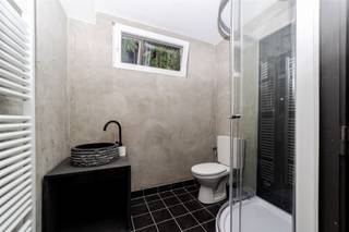 Momenteel verhuurd voor 1.300 euro per maand + OV. Dit geeft een NETTO rendement van ca 6,12%. Gerenoveerd gelijkvloers atelier / polyvalante ruimte...