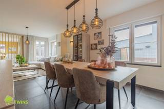 <p><span>Instapklare en stijlvolle HOB met bijgebouw, tuin en visvijver te Dendermonde (Schoonaarde)</span></p><p><span> </span></p><p><span>Op zoek naar een ruime, volledig gerenoveerde woning met moderne stijl én comfort? Deze charmante halfopen bebouwing op een perceel van </span><span>4a 86ca</span><span>, met een </span><span>bewoonbare oppervlakte</span><span> van maar liefst</span><span> 247m² (incl. kelder)</span><span>, combineert hoogwaardige afwerking met een warme, gezellige sfeer. </span></p><p><span> </span></p><p><span>Bij het betreden van de woning kom je terecht in een aantrekkelijke inkomhal, waar de houten trap meteen in het oog springt. Verder op het gelijkvloers vind je, een handige berging met ingemaakte kasten voor vestiaire, ... een volledig vernieuwde badkamer met inloopdouche, dubbele lavabo, toilet en aansluitende wasplaats met extra opbergruimte met ingemaakte kasten. Verder treft men een gezellige leef- en zitruimte, open maar met een sfeervol accent van houten latten als afscheiding naar de moderne keuken (</span><span>vernieuwd in 2025</span><span>) met alle hedendaagse toestellen, indirecte LED-verlichting en prachtig zicht op de aangelegde zuid gerichte tuin, het terras en de visvijver. Aansluitend aan de keuken bevindt zich een praktische extra berging ideaal voor diepvries of extra koelkast. De woning beschikt ook over een kelder (ca. 21 m²).</span></p><p><span> </span></p><p><span>Op de eerste verdieping vind je drie volwaardige slaapkamers, waaronder: een master bedroom met ingemaakte kasten, een ruime kinderkamer met aparte bureau- of gameruimte, een lichtrijke overloop met ingemaakte kasten, aparte toilet, een vierde kamer die toegang geeft via een vaste trap naar de volledig geïsoleerde zolder (ca. 40 m²) perfect als hobbyruimte, extra slaapkamer of thuiswerkplek. </span></p><p><span> </span></p><p><span>De tuin is volledig aangelegd en biedt zicht op een sfeervolle visvijver, ideaal om tot rust te komen. Achteraan het perceel staat een stijlvol bijgebouw (ca. 35 m²) dat volledig is omgevormd tot een binnenlounge met glazen schuifwanden een echte eyecatcher! Hier is het heerlijk vertoeven, zomer én winter.</span></p><p><span>Achter het bijgebouw is er nog een aparte buitenberging, volledig afgewerkt met rekken en kasten extra praktisch!</span></p><p><span> </span></p><p><span>Troeven</span><span>: de vernieuwde ramen zijn voorzien van driedubbel glas met coating, vloer isolatielaag ca. 6-7cm op de betonplaat, plat dak 18cm isolatie voorzien, achter- en zijgevel isolatie 10cm, nieuwe condensatieketel (CE energieklasse A) met CV-verwarming, conforme EK-rapport en betonnen gewelven tot op de zolder. </span></p><p><span> </span></p><p><span>Ligging</span><span>: Deze woning is gelegen, de as Gent-Wetteren-Dendermonde-Aalst, nabij scholen, winkels, openbaar vervoer en op een 10min van het centrum van Dendermonde.</span></p><p><span>Interesse in deze parel? Neem snel contact op en ontdek ter plaatse wat woorden amper kunnen beschrijven! Contact T. 052/ 55 55 55 - <span>info@immotwins.be</span></span><span> - <span>www.immotwins.be</span></span><span> </span></p>