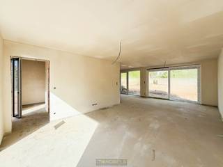 <p><u><strong>Verkoop onder btw-stelsel (21%)</strong></u><br /><br />Moderne HALFOPEN NIEUWBOUWWONING met ZONNIGE TUIN, DUURZAME TECHNIEKEN en een EIGENTIJDSE AFWERKING in het landelijke Everbeek. Deze stijlvolle woning combineert STRAK DESIGN met MAXIMAAL WOONCOMFORT. U geniet hier van een OPEN EN LICHTRIJKE LEEFRUIMTE met GROTE RAAMPARTIJEN die een mooi zicht en directe toegang bieden tot de TUIN. Aansluitend vindt u een MODERNE KEUKEN MET KOOKEILAND, ideaal voor wie houdt van gezellig koken en praktisch wonen. Op het gelijkvloers is er bovendien een PRAKTISCHE BERGING/WASPLAATS voorzien. De verdieping omvat DRIE VOLWAARDIGE SLAAPKAMERS, berging en een STIJLVOL INGERICHTE BADKAMER, perfect afgestemd op het comfort van een gezin of koppel. Buiten geniet u in alle rust van de tuin en de GROENE, LANDELIJKE OMGEVING. Gelegen in het charmante Everbeek, deelgemeente van Brakel, biedt deze ENERGIEZUINIGE WONING een aangename combinatie van hedendaags wonen, ruimte en natuur.<br /><br />Adres: Maandagstraat 2C te Brakel<br /><br />P-score: A, G-score: A; Bestuursmaatregelen in het maatregelenregister: neen.</p>