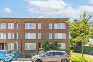 <p>Uitstekend opbrengstgebouw met 5 appartementen én 5 garageboxen – ideale investering!<br />Het gebouw is uitstekend en rustig gelegen binnen de ring van TUrnhout op wandelafstand van het station.</p>
<p>Bent u op zoek naar een rendabele en zorgeloze vastgoedinvestering?</p>
<p>Het gebouw omvat 5 verhuurbare appartementen (thans 3 verhuurd, 2 beschikbaar), ingedeeld als volgt:</p>
<ul>
<li>4 ruime appartementen op de eerste en tweede verdieping, elk voorzien van 2 volwaardige slaapkamers, inkomhal, een lichte woonkamer en ingerichte keuken, badkamer met ligbad en lavabo, een apart toilet, een berging en een terras.</li>
<li>1 gelijkvloers appartement met 1 slaapkamer, inkomhal en ruime woonkamer, badkamer met ligbad, een apart toilet, berging en een aangenaam privatief tuintje.</li>
</ul>
<p>Doorheen de jaren werden reeds belangrijke renovatiewerken uitgevoerd, waardoor het gebouw zich in een verzorgde staat bevindt. Zo werden alle ramen vernieuwd, werd het dak volledig vernieuwd en kregen meerdere appartementen een nieuwe, hedendaagse keuken. Dit zorgt voor een aantrekkelijke woonkwaliteit én beperkt de toekomstige investeringskosten.</p>
<p>Een absolute meerwaarde zijn de 5 garageboxen, die inbegrepen zijn in de vraagprijs. Ze bieden niet alleen extra comfort voor de bewoners, maar verhogen ook het rendement en de verhuurbaarheid van het gebouw.</p>
<p>Een unieke opportuniteit voor beleggers die op zoek zijn naar een kwalitatief opbrengstgebouw met een uitstekende verhuurbaarheid en een duurzaam investeringsprofiel.</p>