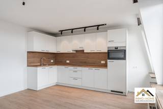 Op de rand van het stadscentrum van Gent vinden we deze prachtig gerenoveerde twee-slaapkamer-appartement terug. Via de gemeenschappelijke traphal bereik je uw appartement op de 3de verdieping, waar je terecht komt in een zeer lichtrijke leefruimte met open keuken. Deze is voorzien van hedendaags kookcomfort. De grote raampartijen zorgen voor een zeer aangename lichtinval. Je kijkt bovendien uit op een mooi stukje groen aan de overkant van de straat. Er zijn 2 ruime slaapkamers, en in de aanpalende badkamer beschik je over een douche en toilet. Voorzieningen zoals winkels en openbaar vervoer zijn vlakbij, en uiteraard is het bruisende stadsleven vlot bereikbaar. Inschrijven voor de bezoekdag van dinsdagavond 18/08/2026, via mail naar info@immo-home.be, geen telefonische inschrijvingen! Volg ons op Fb en Insta. Voor meer info: www.immo-home.be. GRATIS SCHATTING &amp; GRATIS FINANCIEEL ADVIES