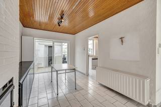 <p>Te Liedekerke bevindt zich deze woning op een perceel van 3are 33ca. Het centrum met zijn scholen, winkels, horeca bevindt zich op wandelafstand. Eveneens het treinstation van Liedekerke bevindt zich in de nabijheid. De oprit E-40 bereikt men op 5 min. rijden. Deze <strong>te renoveren</strong> woning biedt, mits renovatie, <strong>veel mogelijkheden</strong>. De indeling op het gelijkvloers is als volgt: een inkom, een toilet, een living bestaande uit een eetplaats en salon, een keuken, <strong>een veranda</strong> en een berg/wasplaats. Het verdiep bestaat uit een nachthal, <strong>twee slaapkamers</strong> en een badkamer (bad, lavabo en toilet). Met <strong>een vaste trap</strong> begeeft men zich naar <strong>de zolder </strong>waarop nog extra kamers kunnen gecreëerd worden. Verder beschikt deze woning over <strong>voldoende parkeermogelijkheden</strong>, <strong>een terras en een gezellige tuin</strong> met een prachtig zicht op de achterliggende weilanden. Centrale ligging - Parkeergmogelijkheden - Prachtige tuin</p>