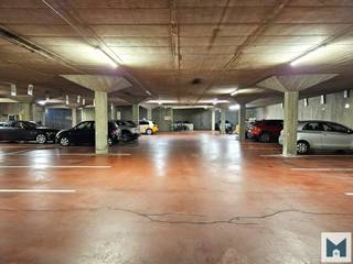 Op een uitstekende centrale locatie in Sint-Niklaas, op de hoek van de Plezantstraat en de Hofstraat, vinden we deze overdekte staanplaatsen op het gelijkvloers van residentie Boudelo.<br />Een staanplaats biedt een comfortabele en veilige parkeeroplossing en is bijzonder interessant als investering.<br />Alle staanplaatsen zijn momenteel verhuurd, waardoor u vanaf de aankoop meteen over een bestaand verhuurrendement beschikt.<br /><br />Deze worden ook aangeboden als één geheel van 11 staanplaatsen aan 175.000 euro.<br />Dit biedt zowel voor investeerders als particuliere kopers een interessante mogelijkheid.<br />Het betreft de staanplaatsen met de nummers 3 - 11 - 13 - 15 - 18 - 20 - 21 - 22 - 27 - 28 - 32<br /><br />Kortom een interessante opportuniteit voor wie op zoek is naar zorgeloze investering met bestaande huurinkomsten of naar een eigen overdekte staanplaats op een centrale locatie.<br /><br />Voor meer inlichtingen of een vrijblijvend bezoek kan u contact opnemen met Marik op het nummer 052/21.65.51 of mailen naar info@immomiddelpunt.be.