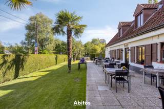 Gelegen in een oase van groen bevindt zich deze <strong>uitzonderlijke en karaktervolle eigendom</strong> van <strong>6.546 m²</strong>, welke deel uitmaakt van het historisch gekende “goed der Assels”. Een plek waar geschiedenis en beleving naadloos samenvloeien. Het geheel omvat een succesvol en sfeervol restaurant (40 zitplaatsen binnen en 50 op het zonnige terras) en een charmante hoevewoning, beide met roots in het begin van de 19de eeuw, omgeven door een prachtig park- en bosgedeelte dat uitnodigt tot onthaasten en genieten.<br /><br />Deze eigendom biedt bovendien interessante toekomstmogelijkheden. Zo kan het restaurant verder uitgebaat worden zoals vandaag, maar leent het geheel zich evengoed tot een heroriëntatie waarbij het pand volledig als ruime en unieke privéwoning wordt benut, of een combinatie van wonen en werken wordt overwogen.<br /><br />De ligging is even sterk als het pand zelf: vlak bij de <strong>Blaarmeersen </strong>en met een directe <strong>verbinding naar de R4</strong>, terwijl u toch volledig in het groen vertoeft. <strong>Ruime parkeermogelijkheden voor circa 50 wagens</strong> maken het plaatje compleet en versterken het commerciële en residentiële potentieel van dit unieke geheel.<br /><br />Laat u verleiden door de charme en het potentieel van deze <strong>zeldzame opportuniteit</strong>. Ontdek het volledige verhaal op de Abitos-website met foto’s, video, virtuele rondleiding, plannen en alle relevante documenten.<br /><br />Het pand is opgenomen in de vastgestelde inventaris van bouwkundig erfgoed, wat de historische waarde en het authentieke karakter onderstreept. Bij eventuele ingrijpende verbouwingen dient hiermee rekening gehouden te worden.<br /><br />Laat u verder begeleiden in dit bijzondere verhaal. Contacteer Jan voor meer informatie of een bezoek:<br />📞 Jan: 0475 58 00 38<br />📧 jan@abitos.be