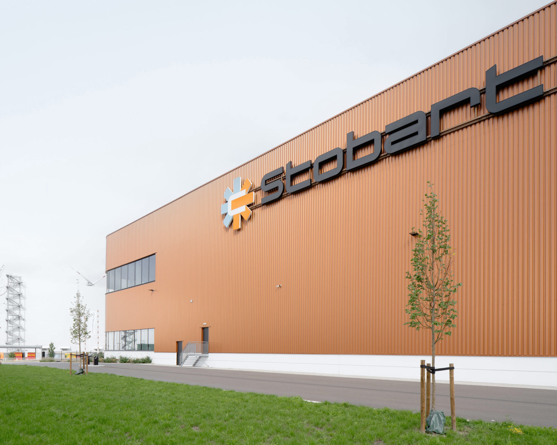 Magazijn Unit F  -9.600m² met mezzanine 1.890m² en kantoor 422m² gelegen tussen het Albertkanaal en de E313 - foto 5