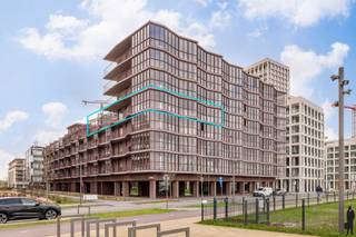 <h3>Exclusief wonen aan de Scheldekaaien met royale buitenruimtes</h3>
<p>Droomt u van een instapklaar, luxueus appartement op het bruisende Nieuw Zuid?<br />Dan zal deze parel met zicht op de Schelde u zeker weten te bekoren.</p>
<p><strong>Duurzaam, groen en stedelijk wonen</strong> – dat is waar de nieuwe wijk Nieuw Zuid in Antwerpen voor staat.</p>
<p>Op de vierde verdieping van de stijlvolle residentie <em>Zuiderhuis</em> ontdekt u een uitzonderlijk woonconcept dat elegantie en comfort combineert.</p>
<p>Wat dit appartement zo bijzonder maakt?<br />De prachtige wintertuin die grenst aan zowel de leefruimte als de slaapkamers. Deze ruimte vormt een natuurlijke verlenging van het interieur en laat u het hele jaar door genieten van licht, lucht en uitzicht. Vanaf het ruime terras geniet u van onvergetelijke zonsondergangen over de Schelde, terwijl het oostelijk georiënteerde terras uitnodigt om te ontbijten tussen het groen.</p>
<p>De open keuken met centraal kookeiland is ontworpen voor wie graag kookt en gezellig tafelt, rechtstreeks verbonden met het terras aan de oostzijde.</p>
<p>De hoofdslaapkamer beschikt over een luxueuze ensuite badkamer met inloopdouche, ligbad en dubbele wastafel.<br />De twee extra slaapkamers delen een tweede, volledig uitgeruste douchekamer.</p>
<p>Verder vindt u in de nachthal een apart gastentoilet en een praktische dressing.</p>
<p>Doorheen het volledige appartement werd gekozen voor hoogwaardige materialen en maatwerk. De ingebouwde kastwand met sfeervolle haard in de leefruimte vormt een echte blikvanger.</p>
<p>Bij de verkoop zijn <strong>vijf kelderbergingen</strong> inbegrepen.<br />Er is bovendien de mogelijkheid om <strong>vier autostaanplaatsen</strong> aan te kopen à <strong>€39.000 per stuk</strong>.</p>
<p>Verkoop onder <strong>BTW-stelsel</strong>.</p>