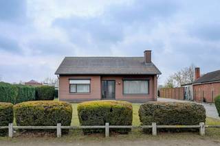 Gelijkvloerse, goed onderhouden woning op een ruim en breed perceel, strategisch gelegen nabij het centrum van Zolder en met vlotte aansluiting op...