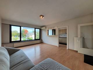 <strong>Gunstig gelegen appartement op de eerste verdieping in het centrum van Turnhout.</strong><br /><br />We betreden het appartement via de inkomhal. Rechts bevindt zich de woonkamer met open keuken, deze is voorzien van een koelkast, kookplaat en dampkap.<br /><br />Verder zijn er 2 slaapkamers voorzien alsook een badkamer. De badkamer beschikt over een douche/bad, 2 lavabo's en een toilet. <br /><br />In het appartement is er een berging aanwezig die gebruikt kan worden als extra opslagruimte. <br /><br />Achter het gebouw is er een afgesloten garagebox en berging.<br /><br />Bijzonderheden: <br />- EPC: 350 kWh/m²<br />- Klein terras aan de voorkant<br />- Afgesloten garagebox<br />- Gemeenschappelijke kosten: €200 (water en verwarming zitten inbegrepen in deze extra kosten)