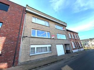 Deze appartement uit 1979 biedt een rustige woonomgeving met alle voorzieningen binnen handbereik. Gelegen nabij scholen, openbaar vervoer en...