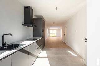 <p><strong><span>Instapklare, energiezuinige woning met 3 slaapkamers, waaronder een afgewerkte masterbedroom op zolder, en een gezellige stadstuin met handige achtertoegang. </span></strong><strong><span>De woning onderging in 2026 een grondige totaalrenovatie waarbij aandacht werd besteed aan hedendaags wooncomfort, kwaliteit en energiezuinigheid. <br /></span></strong><strong><span><br /></span></strong><strong><span>Gelegen in de Heilig Hartstraat geniet deze woning van een bijzonder praktische ligging: rustig wonen met alle voorzieningen binnen handbereik. Recht tegenover de woning bevindt zich een ruime openbare parking met speeltuintje, waar parkeren mogelijk is met een bewonerskaart. Winkels, scholen en openbaar vervoer liggen op wandel- en fietsafstand. De achterliggende doorgang zorgt voor extra comfort en is ideaal voor het plaatsen van afvalcontainers en het stallen van fietsen. Verder beschikt de woning over een goedgekeurde elektrische installatie en is ze asbestveilig.<br /><br /></span></strong><span><span>Gelijkvloerse verdieping</span>: <br /></span><span>Via de aparte inkomhal met gastentoilet bereikt u de lichtrijke leefruimte. De volledig vernieuwde keuken sluit mooi aan bij de leefruimte en is uitgerust met kwalitatieve toestellen zoals een combi-oven, inductiekookplaat met dampkap, vaatwasser en koelkast.<br /><br /></span><span>De gezellige woonkamer met parketvloer geniet dankzij de grote raampartijen en twee dakkoepels van een aangename hoeveelheid natuurlijk daglicht. Vanuit de woonkamer is er toegang tot de praktische voorraadkelder, ideaal voor extra opslagruimte.<br /><br /><span>Eerste verdieping</span>: <br /></span><span>Op de eerste verdieping bevinden zich twee kamers, ideaal als kinderkamer, bureau of hobbyruimte. Daarnaast werd een volledig vernieuwde badkamer ingericht met toilet, wastafelmeubel en een comfortabele inloopdouche.<br /><br /><span>Zolderverdieping:</span> <br /></span><span>De vaste trap leidt naar de volledig afgewerkte zolderverdieping. Deze ruimte vormt vandaag een ruime masterbedroom en biedt dankzij de oppervlakte een bijzonder aangename extra leefruimte. Bovendien bestaat de mogelijkheid om deze verdieping verder op te splitsen tot twee aparte slaapkamers, waardoor de woning kan beschikken over vier slaapkamers.<br /><br /><span>Buitengebeuren:</span> <br /></span><span>Achteraan de woning bevindt zich een gezellig stadstuintje met praktische achterinkom. Deze doorgang is een grote meerwaarde in het dagelijks gebruik: fietsen kunnen eenvoudig achteraan gestald worden en ook afvalcontainers kunnen via deze weg buiten geplaatst worden, zonder dat men door de woning hoeft. Recht tegenover de woning bevindt zich bovendien een ruime openbare parking met speeltuintje, waar parkeren mogelijk is met een bewonerskaart.<br /><br /><span>Bijzonderheden:</span> <br />- Instapklare, energiezuinige woning <br />- Totaalrenovatie in 2026<br />- 3 slaapkamers met mogelijkheid tot 4 slaapkamers <br />- Praktische servitude achteraan de woning: ideaal voor containers en fietsen <br />- Ruime openbare parking voor de woning <br />- Goedgekeurde elektrische installatie <br />- Gunstige EPC-score: ... Kwh/m²/j</span></p>