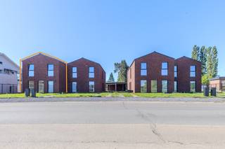 <strong>Nieuwbouwwoning met 3 slaapkamers in Opgrimbie</strong><br />Droom jij van een energiezuinige woning met alle comfort? Deze moderne halfopen bebouwing met 3 slaapkamers, gelegen aan de Weg naar Zutendaal in Opgrimbie (Maasmechelen), combineert hedendaagse architectuur met een doordachte indeling en een prachtige ligging vlakbij het Nationaal Park Hoge Kempen.<br /><br />Ontdek deze hoogwaardige nieuwbouwwoning die reeds werd afgewerkt, inclusief een stijlvolle keuken, moderne badkamer en afgewerkte toiletten.<br /><br /><strong>Waarom kiezen voor deze woning?</strong><br />✔ Nieuwbouwwoning met drie slaapkamers en bureauruimte<br />✔ Energiezuinig en duurzaam gebouwd<br />✔ Onderhoudsvriendelijke tuin met berging en overdekt terras<br />✔ Carport en ruime fietsenberging inbegrepen<br />✔ Mogelijkheid tot aankoop in huidige staat <br /><br /><strong>Slim ingedeeld met aandacht voor licht en ruimte</strong><br />De woning omvat twee volwaardige bouwlagen met een ruime inkomhal, lichte open leefruimte met grote raampartijen, een volledig uitgeruste keuken, berging, gastentoilet en toegang tot het overdekte terras en de tuin. Op de bovenverdieping bevinden zich drie volwaardige slaapkamers, een aparte bureauruimte, een moderne badkamer en apart toilet.<br /><br /><strong>Slim ingedeeld met aandacht voor licht en ruimte</strong><br />De woning omvat twee volwaardige bouwlagen met een ruime inkomhal, lichte open leefruimte met grote raampartijen, een volledig uitgeruste keuken (keuzevrij), berging, gastentoilet en toegang tot het overdekte terras en de tuin. Op de bovenverdieping bevinden zich drie volwaardige slaapkamers, een aparte bureauruimte, een moderne badkamer en apart toilet.<br /><br />De carport en extra berging zorgen voor praktische opbergruimte voor fietsen, tuinmateriaal of hobby’s.<br /><br /><strong>Wonen in Opgrimbie</strong><br />Opgrimbie staat gekend als een van de meest natuurrijke en rustige wijken van Maasmechelen. Hier woon je in het groen, met de toegangspoorten tot het Nationaal Park Hoge Kempen op wandel- of fietsafstand. Tegelijk geniet je van een uitstekende bereikbaarheid:
<ul>
<li>Maasmechelen, Zutendaal, Lanaken en Genk zijn vlakbij</li>
<li>Via de E314 ben je in geen tijd in Hasselt of Maastricht</li>
<li>Alle voorzieningen zoals winkels, scholen, kinderopvang en recreatie (o.a. Maasmechelen Village) bevinden zich in de directe omgeving</li>
</ul>
<br /><strong>Kosten & fiscaliteit</strong><br />De verkoop gebeurt onder het btw-stelsel: de vermelde prijs is exclusief 21% btw op de constructiewaarde. Op de grondwaarde zijn nog registratierechten van 12% van toepassing.<br /><br /><em>Mogelijk onder 6% btw-tarief!</em><br />Goed nieuws voor kopers: onder bepaalde voorwaarden kom je mogelijks in aanmerking voor het verlaagde btw-tarief van 6% (in plaats van 21%) op de constructie. Contacteer ons gerust voor meer informatie over deze interessante fiscale kans.<br /><br /><strong>Extra informatie</strong>
<ul>
<li>Downloads beschikbaar: inplantingsplan & woningplannen</li>
</ul>
<br />Meer weten of graag een bezoek inplannen?<br />Bel ons op <span><strong>089 23 44 22</strong></span> of mail naar <span><strong>info@immoverslegers.com</strong></span> voor een afspraak of bijkomende informatie.<br />