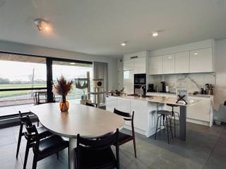 Luxe appartement met prachtig uitzicht gelegen op de eerste verdieping. U beschikt over twee ondergrondse staanplaatsen en u heeft toegang tot...