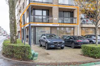 Ontdek dit instapklare <strong>hoekappartement met 2 slaapkamers</strong> in het hart van Mariakerke. Dankzij de<strong> gunstige ligging </strong>en het<strong> ruime terras</strong> geniet je hier van licht, comfort en een aangename woonomgeving.<br /><br />Kenmerken:<br />- <strong>EPC-label C </strong>– energiezuinig wonen<br />- Lichtrijke woonkamer met aansluitend <strong>open keuken uitgerust met alle moderne huishoudtoestellen.</strong><br />-<strong> Twee slaapkamers</strong>, voorzien van ingebouwde kasten<br />- Badkamer met <strong>bad</strong> en <strong>aansluiting voor wasmachine</strong>.<br />- <strong>Apart toilet</strong> voor extra comfort<br />- <strong>Praktische berging </strong>aansluitend aan de keuken<br />- <strong>Lift</strong> aanwezig in het gebouw<br />- <strong>Optie tot huur van garagebox</strong><br /><br />Dit appartement is ideaal voor eigen woonst, investering of vakantieverblijf.