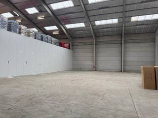 <p><strong>Te huur: Magazijn 486m² met 8m vrije hoogte — Bornem</strong></p>
<p>Ruim en functioneel magazijn van <strong>486m²</strong>, deel uitmakend van een groter magazijncomplex, gelegen in Bornem.</p>
<p><strong>Kenmerken:</strong></p>
<ul>
<li>Oppervlakte: 486m²</li>
<li>Vrije hoogte: 8 meter</li>
<li>Draagkracht vloer: 4 ton/m²</li>
<li>1 sectionaalpoort (toegang via een deel van het magazijn)</li>
<li>3 parkeerplaatsen</li>
<li>Veel natuurlijke lichtinval</li>
</ul>
<p>Dit magazijn biedt een uitstekende combinatie van opslagcapaciteit en werkruimte, dankzij de aanzienlijke vrije hoogte en sterke draagkracht — ideaal voor opslag van zware goederen, palletstelling of lichte industriële activiteiten. De ruime lichtinval zorgt voor een aangename en energiezuinige werkomgeving.</p>
<p><strong>Ligging:</strong> Bornem, met vlotte verbinding naar de belangrijkste verkeersassen richting Antwerpen, Brussel en Mechelen.</p>
<p>Interesse? Neem vrijblijvend contact op voor een bezoek ter plaatse.</p>