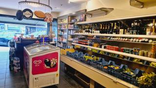 Knokke: deze winkelruimte is gelegen op 200 meter van de Zeedijk, met veel toeristische passage en midden in een zone met groot klanten potentieel (vaste bewoning - vakantieverhuur)! Beschikt over mooie winkelruimte, afzonderlijke ingerichte keuken en grote kelderruimte voor stock of extra werkruimte. Op heden ingericht als groenten en fruit speciaalzaak/kruidenierswinkel maar ook geschikt voor traiteur, meeneem gerechten, diverse kleinhandel , kantoor... Horecabestemming uitgesloten. Commerciële plannen in Knokke? Bel ons op nr 0475/812 810 of 050/70 70 00