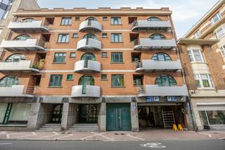 Appartement (85m²) met twee slaapkamers, gelegen op de tweede verdieping van een gezinsvriendelijk gebouw aan de Waverse Steenweg 212 in Elsene. Het appartement is gelegen vlakbij het Parc du Viaduc waardoor u in de buurt kan genieten van een aangename groene ruimte om in te vertoeven.<br /><br />Het appartement is als volgt ingedeeld: <br />- ruime inkomhal<br />- apart toilet <br />- woonkamer met eetkamer en toegang tot het balkon aan de straatzijde<br />- keuken voorzien van koelkast met diepvriezer, vaatwasmachine, kookplaat, dampkap en eettafel (wasmachine is van de huurder)<br />- twee slaapkamers voorzien van een vloer in parket <br />- badkamer met dubbele wastafel en ligbad <br />- kelder n°9 op -1<br />- mogelijkheid om het gebruiksrecht van een ondergrondse staanplaats (nr. 1.14) aan te kopen voor 25.000 EUR (niet inbegrepen in de prijs)<br /><br />Let op: het betreft een gebruiksrecht en geen volle eigendom van de staanplaats.<br /><br />Er is een boiler (100 à 200 liter) voorzien voor warm water in de keuken en badkamer. Daarnaast wordt het appartement verwarmd via een gemeenschappelijke gasketel (geen condensatie).<br /><br />Het appartement beschikt over een gunstig EPC (label C) waardoor reeds wordt voldaan aan de energetische normen opgelegd voor Brussel in 2045.<br /><br />De buurt wordt door de huidige huurders als bijzonder aangenaam en gezinsvriendelijk ervaren. Op korte afstand bevindt zich het Parc du Viaduc, een aangenaam groen park waar regelmatig evenementen worden georganiseerd. Daarnaast beschikt het appartement over een vlotte verbinding met de rest van Brussel.<br /><br />Het appartement is momenteel verhuurd.<br /><br />Wenst u dit appartement graag te bezichtigen of meer informatie te ontvangen? Dien uw aanvraag in via www.dewaele.com of neem contact op met Danielle Kaluza via 0491 27 21 88.