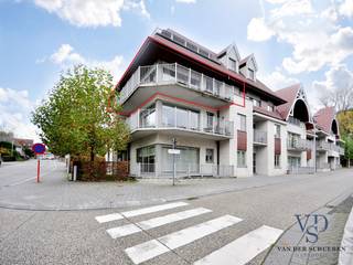 Op wandelafstand van o.a. bakker, slager, horeca, ... situeert zich residentie Habeauté, een tijdloze, energiezuinige residentie met tijdloze architectuur. <br /><br />Het hoekappartement situeert zich op de tweede verdieping, met een weids uitzicht tot gevolg. De indeling is als volgt; ruime privatieve inkomhal, lichtrijke leefruimte met -geïnstalleerde- open keuken (en een ruime aansluitende berging), 2 slaapkamers, badkamer, gastentoilet en eveneens een kelderberging (10 m²). <br /><br />Eveneens: staanplaats onder carport.<br /><br />Provisie kosten: 100 EUR / maand.<br /><br />Kortom, stijlvol wonen met veel licht en ruimte.