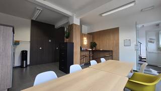 <p><span>All Inclusive Kantoorruimte Te Herent</span></p><p><span> </span></p><p><span>Ontdek dit instapklare kantoor van 60 m² in een gezellig bedrijvencentrum te Herent. Gelegen op de eerste verdieping van een kleinschalig gebouw, biedt deze ruimte de perfecte professionele uitstraling voor startende en kleinere bedrijven. Naast uw eigen afgesloten kantoor, heeft u toegang tot een breed scala aan gedeelde faciliteiten, waaronder een vergaderzaal, keuken met koffiehoek, eetruimte, zitruimte en sanitaire voorzieningen met douche. Geniet van het ruime terras en de buitenruimte.</span></p><p><span> </span></p><p><span>Dit kantoor is gemeubeld en de huurprijs is inclusief alle kosten voor nutsvoorzieningen zoals water, gas, elektriciteit, internet, brandverzekering en tuinonderhoud. Er zijn 2 parkeerplaatsen inbegrepen in de huurprijs en er is een laadpaal voor e-wagens beschikbaar. De locatie is uitstekend, met een vlotte bereikbaarheid via de E314 en gelegen langs de fiets-o-strade Leuven-Brussel. Het gebouw ligt op wandelafstand van bushaltes en de treinstations van Herent en Veltem.</span></p><p><span> </span></p><p><span>U komt terecht in een omgeving met een gezonde mix van kleine start-ups, lokale bedrijven en internationale bedrijven. De kantoorruimte  van 60m² is flexibel en kan meegroeien met uw bedrijf, met de mogelijkheid tot kortlopende projecten en overeenkomsten met korte opzegtermijnen.</span></p><p><span> </span></p><p><span>Bel vandaag nog naar 078/48 47 00 of mail naar: info@ap-p.be</span><span> </span></p>