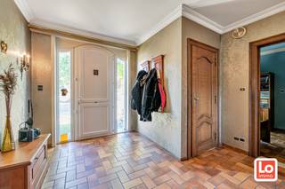 Deze ruime en degelijke villa heeft een heel mooi open zicht achteraan en bevat op het gelijkvloers een inkomhal met gastentoilet, een bureau...