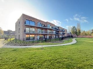 <p>Dit kwalitatieve nieuwbouwappartement met 2 slaapkamers is gelegen op de tweede verdieping van een rustig en groen woonproject in Sint-Agatha-Berchem, op de rand met Groot-Bijgaarden. Het appartement combineert een aangename woonomgeving met hedendaags comfort, een praktische indeling en een terras.</p><p>Via de ruime inkomhal krijg je toegang tot de verschillende leefruimtes. De lichtrijke leefruimte sluit aan op de volledig ingerichte keuken en biedt een aangename plek om te wonen en te ontspannen. Vanuit de leefruimte is er toegang tot het terras, waardoor binnen- en buitenruimte mooi met elkaar verbonden worden.</p><p>Verder beschikt het appartement over twee slaapkamers, een badkamer met bad, lavabo en toilet, een afzonderlijk gastentoilet en een praktische berging/wasplaats.</p><p>Het project werd ontwikkeld volgens het Future Proof-concept, met aandacht voor energiezuinigheid, duurzaamheid en hedendaags wooncomfort. De afgesloten woonomgeving beschikt bovendien over een uitgestrekte privétuin en gemeenschappelijke groenzones.</p><p>Dankzij de ligging op wandelafstand van winkels, scholen en openbaar vervoer woon je hier rustig en groen, maar toch vlak bij alle dagelijkse voorzieningen. Aankoop aan 6% btw is mogelijk onder voorwaarden. Een kelderberging en ondergrondse staanplaats zijn beschikbaar.</p><p>Liever zelf ontdekken wat dit appartement te bieden heeft? Contacteer ons voor meer informatie of een bezoek</p>