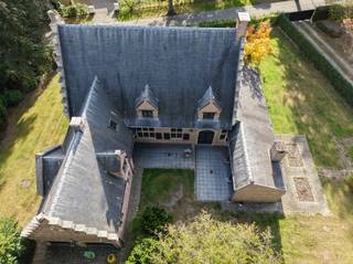 Dans un quartier résidentiel calme et verdoyant de Waasmunster, nous trouvons cette charmante villa sur un généreux terrain de 2346 m². Avec...