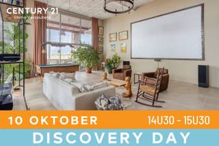DISCOVERY DAY: Zat. 10/10 van 14u30 - 15u30.Kom als eerste deze woning ontdekken!www.doorniksesteenweg151loft211.beDeze extreem ruime loft met maar liefst 267m² bewoonbare oppervlakte geniet van 5m hoge ramen die de volledige ruimte omarmen in natuurlijk licht. Afgewerkt met duurzame materialen van topkwaliteit zoals een vloer in natuursteen: DESERTSTONE, Eiken vloer met volle kern, een balustrade in ambachtelijke smeedwerk. Dit gecombineerde met authentieke elementen die gereïntegreerd werden vanuit de oorspronkelijke spinnerij. De loft verwelkomt u met impressionante inkomhal met hoge ingemaakte kasten met doorgang naar een zeer ruime leefruimte met prachtige lichtinval en een open inrichting. Een royale zithoek met 4K Homecinema, een biljart ruimte, aparte bar met onbijthoek, eetplaats voor 12 personen, een volledig ingerichte, open keuken. Vanuit de leefruimte is er zicht en toegang via het grote schuifraam naar het terras van 42m², waar je gezellig kan vertoeven in alle stilte en privacy. De badkamer verwelkomt je in een relaxerende sfeer. Uitgerust met een luxe 2-persoonbubbelbad, dubbele open douches, dubbele wastafel, een toilet, een infrarood sauna en als kers op de taart een authentieke, eiken wijnton die werd omgebouwd naar een Finse Sauna. De ultieme badkamer die zorgt voor perfecte ontspanning. Aan de keuken, paalt ook nog handige, technische berging en een apart toilet met wastafel en urinoir. Op de mezzanine verdieping, toegankelijk via de authentieke trap uit de spinnerij, bevinden zich 2 slaapruimtes en een open bureaugedeelte. Afgewerkt met ambachtelijk smeedijzeren balustrade en ingebouwde eiken kleerkasten. Voorzien van vloerverwarming op gas, een conforme elektriciteit en zonnewering/-gordijnen aan alle ramen is deze loft volledig instapklaar! Er bestaat een mogelijkheid om een ondergrondse garage voor 4 wagens met groot atelier bij te kopen voor €66.000. Deze unieke leefomgeving van de GROOTTE FABRIEKE biedt tal van faciliteiten voor haar bewoners. Zo zijn er meerdere gemeenschappelijke tuinzones, een lounge area met petanque en barbeque mogelijkheden en een museumcafé waar privé evenementen kunnen doorgaan. Er staan nog verschillende projecten op punt om uitgevoerd te worden zoals een polyvalente zaal en een groene binnentuin aan de West-zijde. Meer info of een bezoek? Contacteer Stein via 0468 41 38 48 of stein@immovercoutere.be
