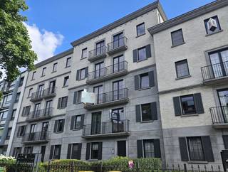 Mooi appartement, gelegen op de 1ste verdieping (met lift). Het appartement omvat een inkomhal met gastentoilet, 2 slaapkamers, een woonkamer...
