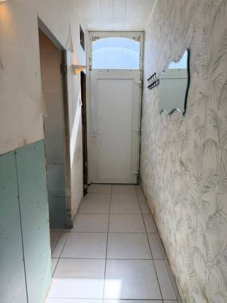 GRONDIG OP TE FRISSEN EENGEZINSWONING MET TUIN. Deze gesloten bebouwing staat in lint gebouwd met 3 andere woningen en bevindt zich aan de rand van...