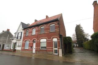 Deze recent gerenoveerde, halfopen woning is gelegen langs de Stuivenbergstraat in Izegem. De woning beschikt over modern comfort, een warmtepomp, 8...