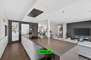 In het hart van de Vuurtorenwijk treffen we deze zeer ruime woning aan. Het pand werd volledig gerenoveerd met oog voor detail. Er werden hoogwaardige materialen gebruikt, een heel nieuw gedeelte bijgebouwd alsook werd de nodige aandacht verleend aan de energiezuinigheid van het pand. <br /><br />De woning beschikt eerst en vooral over een riante leefruimte. Doorheen de dag is er een aangename lichtinval en heeft u een open gevoel, waarbij de eetruimte naadloos overvloeit naar de leefhoek en open keuken. De keuken (Dovy) is volledig voorzien van hoogwaardige materialen en apparatuur. <br /><br />Vanuit de leefruimte is er ook steeds voeling met de tuin dankzij het brede schuifraam. De tuin werd daarenboven fraai aangelegd met een grasgedeelte en twee terrassen. Dankzij de oriëntatie geniet u hier van de zon tot aan de zonsondergang. <br /><br />Verder zijn er vier volwaardige slaapkamers beschikbaar, met een vijfde kamer die evenzeer kan dienen als bureau. <br /><br />De badkamer werd tevens hoogwaardig gerenoveerd, dit met kwalitatieve meubels (Detremmerie), ligbad (Villeroy & Boch) alsook een brede inloopdouche. <br /><br />Vooraan de woning is er een inpandige garage alsook een dubbele oprit.<br /><br />Ook op technisch vlak is de woning uitmuntend uitgerust. Zo is er een thuisbatterij (10kWh), 13 zonnepanelen (5200 Wp) en een Smappee slimme laadpaal. Dit alles draagt bij tot een energiezuinige woning voor u en uw gezin. <br /><br />Bent u op zoek naar een moderne gezinswoning, voorzien van al het nodige met oog voor detail, energiezuinigheid en ruimte? Aarzel dan niet en neem contact op voor meer info of een afspraak! <br /><br />