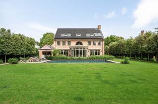 <p><span>Exclusieve villa met hoogwaardige afwerking op een rustige en residentiële ligging te Grobbendonk. </span></p><p><span> </span></p><p><span>Indeling</span></p><p><span>U betreedt de villa middels de centrale inkomhal met prachtige eiken trap naar de verdieping en een gastentoilet. Vanuit deze entreehal toegang naar garage, kelder, keuken en koele berging middels een dienstgang. Via een dubbele deur bereikt u de leefruimte met de centrale eetkamer en grote orangerie met vide als middelpunt van de woning. Ruime woonkamer met prachtige open haard en openslaande deuren naar tuin en terras. Tevens toegang vanuit de centrale eetkamer naar de luxe afgewerkte leefkeuken met eveneens toegang tot tuin en terras alsook een overdekt terras. Daarnaast beschikt de villa over een ruime bijkeuken/wasplaats en vestiairekamer alsook de eerder genoemde koele berging.</span></p><p><span> </span></p><p><span>Garage</span></p><p><span>De inpandige garage is zeer ruim en biedt eenvoudig ruimte aan twee wagens en bijkomende bergruimte. De garage is voorzien van automatische poorten. </span></p><p><span><br />Kelder</span></p><p><span>De villa is gedeeltelijk onderkelderd met bergruimte en technische ruimte alsook een mogelijke wijnkelder. </span></p><p><span> </span></p><p><span>1e Verdieping</span></p><p><span>Middels de statige trap bereikt u de eveneens indrukwekkende nachthal met gastentoilet. Vanuit deze nachthal heeft u toegang tot een ruime mastersuite bestaande uit een royale slaapkamer met prachtig zicht op de tuin, een ingerichte dressingkamer en een ruime luxe afgewerkte badkamer. Nog twee zeer ruime slaapkamers en een tweede badkamer. </span></p><p><span> </span></p><p><span>2e Verdieping</span></p><p><span>Middels een vaste trap bereikt u een grote polyvalente ruimte welke deels is afgewerkt en reeds werd voorzien van ingemaakte bergkasten. Deze tweede verdieping bestaat uit een grote open ruimte alsook een tweede grote kamer welke kan worden ingericht als gastenkamer of ruimte voor inwonend personeel. </span></p><p><span> </span></p><p><span>Tuin en buitenruimtes</span></p><p><span>De ruime tuin biedt u veel rust en privacy alsook een zeer gunstige zonligging. Aan de achterzijde van de woning bevinden zich meerdere terrassen waaronder een overdekt terras. Er is een prachtig zwembad aangelegd welke is verwarmd en voorzien van een automatisch rolluik. Achteraan op het perceel is reeds een poolhouse aanwezig en zijn mogelijkheden tot het uitbreiden van dit poolhouse tot een polyvalent bijgebouw. </span></p><p><span> </span></p><p><span>Bijzonderheden</span></p><p><span>Deze villa werd gebouwd in 2001 en werd zeer recent volledig gerenoveerd en afgewerkt op een zeer hoog niveau. De woning is uitgerust met domotica, zonnepanelen, opnieuw aangelegde tuin met verlichting, beregening etc. Zowel op technisch als esthetisch gebied werden steeds de beste materialen gekozen. De ruime tweede verdieping biedt u mogelijkheden voor bijkomende slaapkamers of hobbyruimte. Het poolhouse biedt u ook diverse mogelijkheden. CV installatie met warmtepomp, EPC label A!</span></p><p><span>Enkel een bezoek ter plaatse kan u de kwaliteit van dit eigendom laten ervaren. </span></p><p><span>Meer informatie via ons kantoor.</span></p><p><span> </span></p>