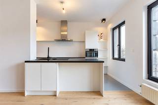 <p><span>Dit </span><span>recent gerenoveerde</span><span> appartement is rustig gelegen en biedt een vlotte verbinding naar zowel het stadscentrum als buiten Antwerpen. Het </span><span>Rivierenhof</span><span> ligt letterlijk om de hoek en ook winkels, scholen en verschillende tram- en busverbindingen bevinden zich op wandelafstand. Met de wagen bereik je vlot de E19, E313 en A12.</span></p><p><span> </span></p><p><span>Het appartement bevindt zich op de tweede en bovenste verdieping van een </span><span>kleinschalig gebouw</span><span>. De open keuken sluit mooi aan op de ruime en lichtrijke woonkamer. Verder beschikt het appartement over </span><span>twee slaapkamers</span><span> en een </span><span>zuidgericht balkon</span><span>.</span></p><p><span> </span></p><p><span>Indeling</span></p><p><span>- gelegen op de tweede en bovenste verdieping</span></p><p><span>- inkomhal</span></p><p><span>- ruime en lichtrijke woonkamer</span></p><p><span>- open, geïnstalleerde keuken</span></p><p><span>- slaapkamer 1</span></p><p><span>- slaapkamer 2</span></p><p><span>- zuidgericht balkon</span></p><p><span>- vernieuwde badkamer met inloopdouche en lavabo</span></p><p><span>- apart toilet</span></p><p><span> </span></p><p><span>Algemeen gebouw</span></p><p><span>- kleinschalig gebouw</span></p><p><span>- lage gemeenschappelijke kosten</span></p><p><span>- aparte meters</span></p><p><span> </span></p><p><span>Troeven</span></p><p><span>- recent gerenoveerd</span></p><p><span>- tweede en bovenste verdieping</span></p><p><span>- twee slaapkamers</span></p><p><span>- veel natuurlijke lichtinval</span></p><p><span>- open keuken</span></p><p><span>- zuidgericht balkon</span></p><p><span>- vlotte verbinding met Antwerpen en belangrijke invalswegen</span></p><p><span> </span></p><p><span>Ben jij geïnteresseerd in dit gerenoveerde appartement in Borgerhout, ben je op zoek naar ander vastgoed of wens je de waarde van jouw eigendom te kennen? Dan ben je bij BOLT immo aan het juiste adres! Wij helpen jou graag verder.</span></p>