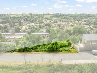 Magnifique terrain à bâtir de 6a47ca, avec permis de construire, pour une construction 4 façades, dans un cadre idyllique sur le flanc du village...