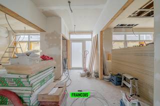 Ontdek deze woning te koop in Poelkapelle, gelegen langs de Brugseweg 136. Deze gezinswoning biedt tal van mogelijkheden en is ideaal voor wie zijn eigen woonst naar smaak wil afwerken.<br /><br />Met een bewoonbare oppervlakte van 185,15 m² beschikt deze ruime woning in Poelkapelle over een praktische indeling met drie volwaardige slaapkamers, waaronder één met dressing, en een badkamer. De woning bevindt zich momenteel in renovatie, waardoor u nog de kans krijgt om de afwerking en inrichting volledig naar eigen wens te bepalen. Buiten geniet u van een ruime tuin, perfect voor ontspanning en gezellige momenten. Dankzij de centrale ligging nabij het centrum van Poelkapelle en de vlotte verbinding naar Ieper en Roeselare, woont u hier rustig en toch uitstekend bereikbaar.<br /><br />Interesse in deze woning te koop in Poelkapelle? Contacteer Immo Francois en plan vandaag nog uw bezoek. Wij zijn actief in Ieper en deelgemeenten en begeleiden u graag bij elke stap.<br /><br />Woning verkopen in Poelkapelle? Vraag je gratis schatting aan bij Immo Francois via ieper@immofrancois.be.<br /><br />