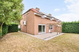 <strong>BEZOEKMOMENT ZATERDAG 26 SEPTEMBER 2026 van 10u tem 12u (mits afspraak)<br />Energiezuinige gezinswoning met 3 slaapkamers, inpandige garage en zonnige tuin in een kindvriendelijke omgeving (inclusief 7410 Wp zonnepanelen)</strong><br /><br />Bent u op zoek naar een comfortabele en duurzame gezinswoning op een uitstekende locatie? Dan zal deze knappe halfopen bebouwing in het gezellige Rollegem-Kapelle u ongetwijfeld weten te bekoren.<br /><br />Gelegen in een rustige, kindvriendelijke woonwijk aan het eind van een doodlopende straat met extra parkeermogelijkheden, bevindt u zich hier op wandelafstand van school, winkels, horeca en het dorpscentrum. Een ideale uitvalsbasis voor gezinnen die houden van rust, ruimte én de nabijheid van alle voorzieningen.<br /><br /><strong>Deze eigentijdse woning is bijzonder energiezuinig, met een gunstig EPC-label B (120 kWh/m2) en 19 zonnepanelen (7410 Wp) die u een aanzienlijk lager energieverbruik garanderen.</strong><br />De woning werd doorheen de jaren zorgvuldig onderhouden en biedt dankzij haar praktische indeling het perfecte wooncomfort voor jong en oud.<br /><br /><u>Indeling gelijkvloers:</u> U wordt verwelkomd in een nette inkomhal met gastentoilet, waarna u doorloopt naar de lichtrijke leefruimte met grote raampartijen die zorgen voor een overvloed aan natuurlijk licht en een warme, uitnodigende sfeer. De aansluitende hoekkeuken is volledig geïnstalleerd en voorzien van een praktische ontbijthoek – ideaal voor drukke ochtenden of ontspannen weekendbrunches.<br />Een grote troef is de inpandige garage met bijkomende bergruimte en maatkasten, perfect voor het stockeren van fietsen, hobbyspullen of extra voorraad.<br /><br />De buitenruimte is onderhoudsvriendelijk aangelegd met een tuinhuis en een zonnig terras waar u in alle rust en privacy kunt genieten van de buitenlucht. Dit is de perfecte plek voor zomerse barbecues, een gezellige tuinaperitief of simpelweg genieten van de zon.<br /><br /><u>Verdieping 1</u>: Via de nachthal bereikt u drie volwaardige slaapkamers telkens met functionele maatkasten. Een extra bergruimte biedt nog extra mogelijkheden. De badkamer is uitgerust met een ligbad/douche, enkele wastafel en een tweede toilet<br /><br /><u>Verdieping 2:</u> De zolderruimte is bereikbaar via een zolderluik en biedt tal van mogelijkheden als opslagplaats.<br /><br /><strong>EPC 120 kWh/m2 - UC3896903 (B-Label)<br /><br />** BEZOEK- EN BIEDMOMENT ZATERDAG 26 SEPTEMBER 2026 van 10u tem 12u (mits afspraak) **</strong><br /><br />+ 19 zonnepanelen (7410 Wp)<br />+ Warmtepomp (warmen & koelen)<br />+ Airco in iedere kamer<br />+ Regenput 5.000 liter & waterverzachter<br />+ Asbestveilig<br />+ Inpandige garage & extra bergruimte<br />+ Betaalbaar, energiezuinig en instapklaar<br />+ Rustige en kindvriendelijke ligging, doodlopende straat<br />+ Tuin met voldoende privacy<br />+ Op wandelafstand van centrum, winkels en school<br /><br />Deze woning is de perfecte combinatie van comfort, ligging en energiezuinigheid. Dankzij de doordachte indeling en praktische voorzieningen is dit een absolute buitenkans op de vastgoedmarkt in Rollegem-Kapelle.<br /><br />KOOP DEZE TOPPER RECHTSTREEKS VAN DE EIGENAARS!<br /><br />0468/41.06.90<br /><br />DEZE EIGENDOM WORDT VERKOCHT ZONDER VASTGOEDMAKELAAR!<br /><br />Ook beslist om uw eigendom te verkopen? Bespaar de makelaar dankzij onze reeds bewezen succesformule.