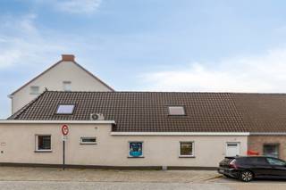 Découvrez cet appartement rez-de-chaussée prêt à emménager et entièrement rénové avec goût, idéalement situé au Hillegemplein 16B à Herzele. Cette localisation offre un parfait équilibre entre calme et accessibilité : vous profitez d’un environnement résidentiel agréable, tout en étant à proximité des commerces, des écoles et des transports en commun, avec un accès aisé aux axes routiers vers les grandes villes.<br /><br />L’appartement développe une superficie habitable d’environ 90 m² et vous accueille via un hall d’entrée menant à un séjour lumineux — un espace de vie agréable pour se détendre ou recevoir. La cuisine séparée est fonctionnelle et donne un accès direct à la terrasse ainsi qu’à l’emplacement de parking privatif, apportant un réel confort au quotidien.<br /><br />Au rez-de-chaussée, vous trouverez également une chambre à part entière, une salle de bains moderne ainsi qu’un local technique pratique. Un atout supplémentaire est la pièce située au premier étage, d’une superficie de pas moins de 32 m², idéale comme seconde chambre, bureau, espace hobby ou pièce polyvalente.<br />L’emplacement de parking privatif doit obligatoirement être acquis pour 10.000 €.<br /><br />👉 Idéal pour les primo-acquéreurs, couples ou investisseurs à la recherche d’un bien économe en énergie et fonctionnel, situé dans un environnement de qualité.<br /><br />Les renseignements urbanistiques sont en cours de demande.<br /><br />📩 Pour plus d’informations ou pour organiser une visite, contactez Nils.