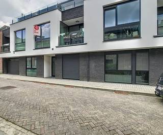 Droomt u van modern wooncomfort op een toplocatie? Dit prachtige appartement, gelegen in het bruisende centrum van Melsele, biedt het allemaal!Dit Bijna Energie Neutraal (BEN) appartement combineert duurzaamheid met hedendaags comfort. Geniet van een energiezuinige levensstijl dankzij de aanwezigheid van twee privatieve zonnepanelen, een warmtepomp en een ventilatiesysteem D. Dit resulteert niet alleen in een lage energiefactuur, maar draagt ook bij aan een gezond binnenklimaat.Het appartement beschikt over twee slaapkamers en een heerlijk zuidgericht terras. Binnenin is aan elk detail gedacht: het appartement is voorzien van al het moderne comfort dat u zich kunt wensen.Praktisch gemak staat voorop: een autostaanplaats en een kelderberging zijn inbegrepen in de prijs. Bovendien is er een gemeenschappelijke fietsenstalling aanwezig.De centrale ligging in Melsele betekent dat alle voorzieningen, zoals winkels, scholen en openbaar vervoer, op wandelafstand liggen. De perfecte uitvalsbasis voor wie comfortabel en centraal wil wonen!De gemeenschappelijke kosten bedragen 78,00 euro/maandHet appartement is beschikbaar vanaf 01/07/2026.Mis deze unieke kans niet en plan vandaag nog uw bezoek!Om een bezoek te brengen vragen wij vooraf uw huurprofiel aan te maken als volgt: ga naar het pand op onze website: www.dewaele.com. Bij het pand ziet u een rode knop "bezoek aanvragen". Als u daar klikt, kan u het huurprofiel aanvullen.