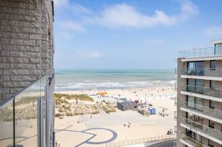 <p><strong>De Panne: appartement met 1 slaapkamer, terrassen en zicht op zee!</strong></p>
<p>Dit goed onderhouden appartement is gelegen op de 7de verdieping van Residentie Sandpiper! Hierdoor geniet het appartement van een prachtig uitzicht op zee en is het bovendien zongericht!</p>
<p>Het appartement wordt aangeboden voor een vraagprijs van €249.000 + een over te nemen lijfrente van €.1358,99 / maand (jaarlijks geïndexeerd) tot en met september 2030.</p>
<p><strong>Indeling:</strong><br />Inkomhal, badkamer met inloopdouche en toilet, slaapkamer, lichtrijke woonkamer met open keuken en toegang tot 2 ruime terrassen waar u van de zon en een prachtig, zijdelings zeezicht kunt genieten!<br /> </p>
<p><strong>Troeven:</strong></p>
<ul><li><strong>Locatie:</strong> Op de zeedijk, wandelafstand van het centrum</li><li><strong>Staat:</strong> Instapklaar en goed onderhouden</li><li><strong>Uitzicht:</strong> Prachtig, zijdelings zeezicht vanop de 7de verdieping</li><li><strong>Ligging:</strong> Zongericht appartement met 2 ruime terrassen<br /> </li></ul>
<p>Interesse in dit appartement aan zee? Contacteer ons voor meer informatie of plan vandaag nog uw bezoek.</p>
