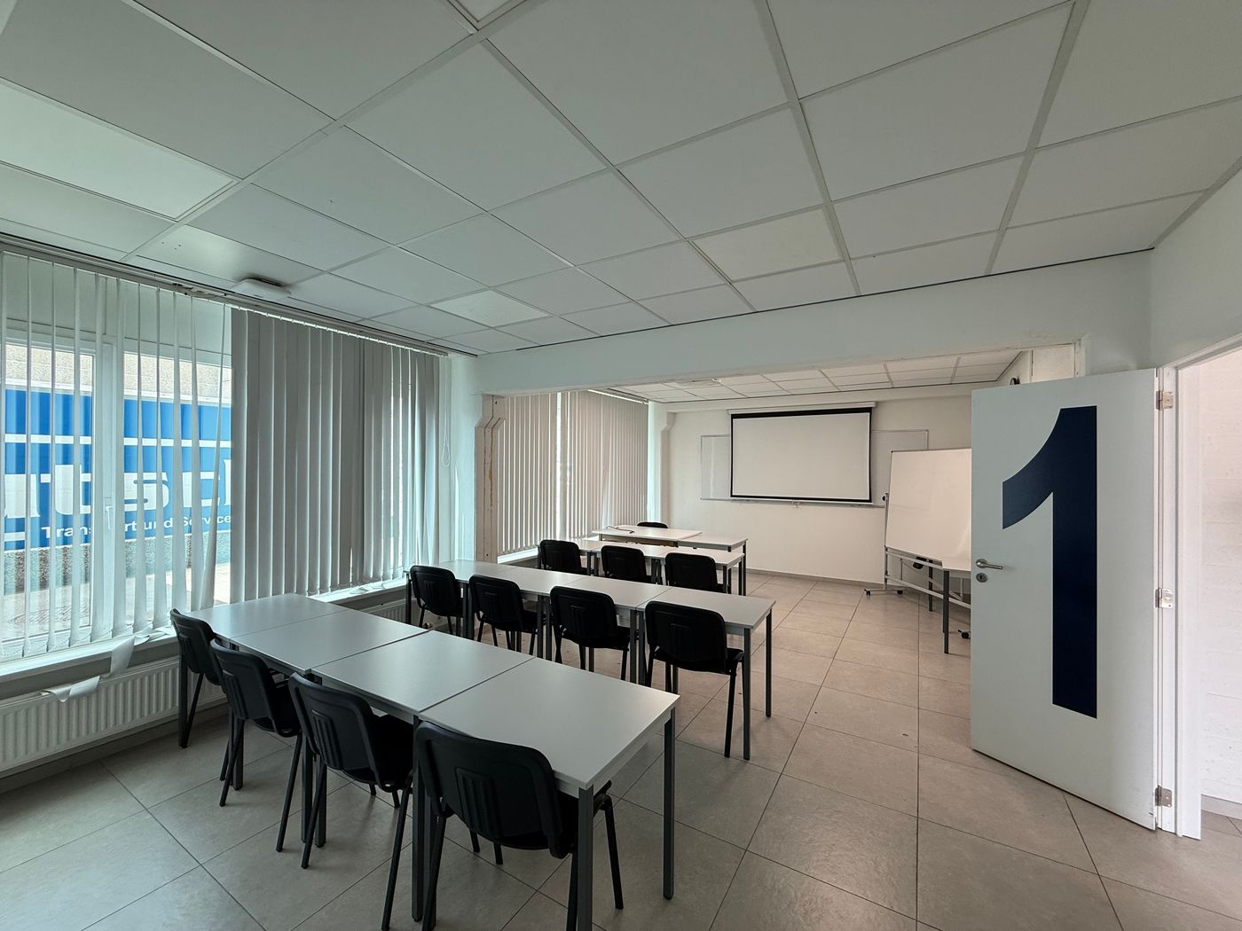 Uitstekend bereikbaar bedrijfsgebouw van 2.700 m² te Gent (Desteldonk) - foto 5