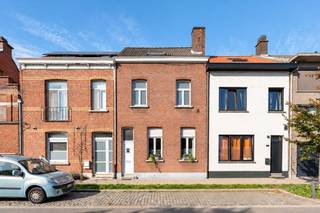 Hoge plafonds, sierlijke moulures en hier en daar een verrassend vleugje kleur. Deze woning in Ekeren heeft een heel eigen karakter. En dat voel je zodra je binnenstapt.<br /><br />De inkomhal zet meteen de toon met haar authentieke details en speelse afwerking. Verder kom je in de ruime, lichtrijke woonkamer, waar een gezellige zithoek rond de houtkachel en een aparte werkplek hun plaats hebben gevonden.<br /><br />Achteraan ligt de ruime leefkeuken. Dankzij de lichtkoepels valt hier volop daglicht binnen en is er plaats genoeg voor een grote eettafel. Zo'n plek waar je niet alleen kookt, maar ook graag wat langer blijft zitten. Aansluitend vind je de praktische wasplaats en de vernieuwde badkamer.<br /><br />Op de eerste verdieping zijn er twee ruime slaapkamers. De vaste trap brengt je nog een verdieping hoger, naar een derde, grote slaapkamer. Ideaal als extra slaapkamer, hobbyruimte of thuiskantoor. En ook aan opbergruimte is gedacht, met een extra zolder en een kelder. Handig voor alles wat je niet elke dag nodig hebt.<br /><br />En dan is er nog de tuin. Groen, gezellig en met heel wat privacy. Tussen de bomen en beplanting vind je een fijn terras om buiten te eten, rustig een boek te lezen of gewoon even van het groen te genieten.<br /><br />Ook de ligging is mooi meegenomen. Je woont hier in het geliefde Mariaburg, op wandelafstand van het station en vlak bij de fietsostrade. Winkels, scholen en andere dagelijkse voorzieningen zijn bovendien vlot bereikbaar.<br /><br />Een woning met drie slaapkamers, authentieke charme en een tuin om van te genieten. Voor wie houdt van een huis met karakter, waar niet alles strak en hetzelfde hoeft te zijn.