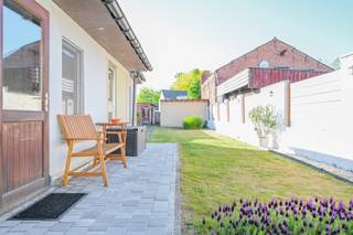 Deze charmante woning, gelegen in de Bovenstraat 42 te Branst, biedt een uitstekende combinatie van ruimte, comfort en functionaliteit. Dankzij de lange gevel geniet de woning van een aangename lichtinval, terwijl de ruime en gezellige tuin zorgt voor een ideale plek om te ontspannen. Een absolute troef is de zeer ruime garage, perfect voor wie nood heeft aan extra opslagruimte of een hobbyruimte.<br />Op het gelijkvloers bevindt zich een gezellige woonkamer, aansluitend op een ruime keuken met eetplaats. Verder beschikt de woning over een gastentoilet, een grote wasplaats en een multifunctionele ruimte die volledig naar eigen wens kan worden ingericht (bureau, speelkamer, hobbyruimte, …). Op de eerste verdieping zijn er drie volwaardige slaapkamers aanwezig. Daarnaast biedt de zolder extra mogelijkheden en is deze ideaal als bijkomende opslagruimte. Extra pluspunt: de elektriciteit is volledig conform, wat zorgt voor een zorgeloze start. Kortom, een ideale woning voor gezinnen of voor wie op zoek is naar ruimte en praktische indeling.