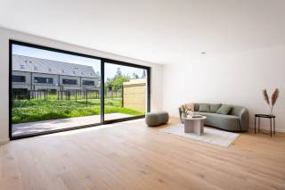 Dit instapklare gelijkvloeres appartement in Mariaburg, Ekeren, biedt het perfecte evenwicht tussen rust en stedelijk wonen. Met een bewoonbare oppervlakte van ca. 100 m² beschikt dit appartement over twee slaapkamers en een mooie ingerichte badkamer, ideaal voor kleine gezinnen of koppels die extra ruimte wensen.<br /><br />Het appartement beschikt over een mooie tuin, waar u in alle privacy kunt ontspannen of genieten van gezellige barbecues met vrienden en familie. Daarnaast is er een eigen parkeerplaats aanwezig, wat een groot voordeel is in deze vlot bereikbare buurt van Antwerpen. Een autostaanplaats is te koop aan 27.500 euro.<br /><br />Dankzij de gunstige ligging in Mariaburg, dichtbij winkels, openbaar vervoer en groenvoorzieningen, geniet u hier van alle comfort en gemak. Dit appartement combineert praktische leefruimte met een aangename buitenomgeving, en is klaar om uw nieuwe thuis te worden.<br /><br />Aankoop onder btw stelsel van 21%.<br /><br />Interesse?<br />Contacteer LISTED voor een bezoek ter plaatse: +32 3 283 51 51.