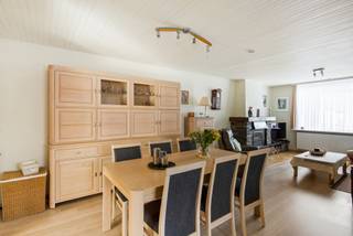 <p>Bent u op zoek naar een gezellige woning met een aangename buitenruimte en de mogelijkheid om de woning verder naar eigen smaak af te werken? Dan is deze halfopen bebouwing in Houtem (Vilvoorde) zeker een bezoekje waard.<br /><br />De woning is gelegen op een perceel van 272 m² en kent een centrale ligging met diverse voorzieningen zoals scholen, openbaar vervoer en winkels in de nabije omgeving.<br /><br />Op het gelijkvloers komen we binnen via de inkomhal, die toegang biedt tot de verschillende leefruimtes. De woning beschikt hier over een aangename leefruimte, een bureauhoek, een uitgeruste keuken en een veranda die voor een extra aangename leefruimte zorgt. Verder bevinden zich op dit niveau nog een afzonderlijk toilet en een technische ruimte.<br /><br />De eerste verdieping omvat 2 slaapkamers en de badkamer, uitgerust met een douche, enkele lavabo en toilet.<br /><br />Daarnaast beschikt de woning over een af te werken zolderruimte bereikbaar via een vaste trap. Deze ruimte biedt verschillende mogelijkheden en kan, mits de nodige afwerking, bijvoorbeeld dienstdoen als extra slaapkamer of hobbyruimte.<br /><br />Verder beschikt de woning over een gezellige koer en een vrijstaande garage, die zorgt voor een praktische parkeeroplossing of extra bergruimte.</p>
<p>Benieuwd naar deze goed onderhouden woning met tal van mogelijkheden? Neem dan zeker contact met ons op voor meer informatie of een bezoek 015 68 26 08 of info@imperiavastgoed.be</p>