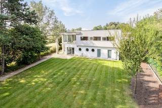 In de prestigieuze en beschermde Kasteeldreef ligt deze moderne villa van 450 m² bewoonbare oppervlakte op een royaal perceel van 1.735 m²...