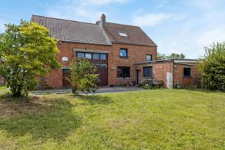 In Optie

Graag bieden wij u deze te renoveren woning aan met bijzonder veel mogelijkheden, gelegen in het pittoreske Bever, een kleine faciliteitengemeente grenzend aan Bassilly.
De woning geniet van een rustige ligging met een vlotte bereikbaarheid en beschikt over een mooie, ruime natuurlijke tuin met weids zicht op de velden 
Indeling: inkomhal met toegang naar de kelder, leefruimte en keuken met toegang tot terras en tuin. Op de verdieping bevinden zich 2 ruime slaapkamers en een badkamer. De zolder werd ingericht als derde, grote slaapkamer met aanpalende douchekamer.
Extra troef: aan de woning grenst een groot atelier van ca. 78 m² met afzonderlijke toegang, ideaal om te combineren met een zelfstandige activiteit of praktijkruimte.
Er zijn reeds plannen aanwezig voor een verbouwing tot een ruimere woning (mogelijk 5 slaapkamers: 4 op 1ste verdieping +zolderverdieping) met behoud van het atelier. Bovendien beschikt de woning over zonnepanelen.
Deze eigendom is een buitenkans voor wie op zoek is naar een rustig gelegen, karaktervolle woning met uitbreidingsmogelijkheden en een prachtig uitzicht. Voor meer info of bezoek contacteer Sophie 0496/71.50.59