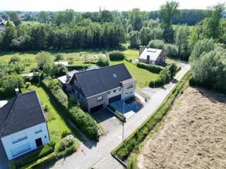 <p><span><span><strong>Bouwgrond voor een HOB op een rustige locatie te Herdersem!</strong></span><br /><br />Bent u op zoek naar de <strong>ideale locatie om uw droomwoning </strong>te realiseren? Deze uitstekend gelegen bouwgrond voor een halfopen bebouwing bevindt zich in het rustige en aangename Herdersem(deelgemeente van Aalst), op een strategische ligging nabij de verbindingsweg tussen Herdersem en Wieze.</span></p>
<p><span>Dankzij deze centrale ligging geniet u van een vlotte bereikbaarheid naar winkels, scholen, sport- en recreatiefaciliteiten en openbaar vervoer. U combineert hier moeiteloos een rustige woonomgeving met alle dagelijkse voorzieningen binnen handbereik.</span></p>
<p><span>De bouwgrond biedt mooie mogelijkheden voor het realiseren van een ruime gezinswoning. Volgens de geldende voorschriften kan er gebouwd worden met </span><strong><span>twee volwaardige bouwlagen en een hellend dak</span></strong><span>, wat resulteert in een woning met </span><strong><span>gelijkvloers, eerste verdieping en zolderverdieping</span></strong><span>.</span></p>
<p><strong><span>Bouwvoorschriften:</span></strong></p>
<ul>
<li><span>Halfopen bebouwing</span></li>
<li><span>Bouwbreedte: 5,80 m</span></li>
<li><span>Bouwdiepte gelijkvloers: 15 m</span></li>
<li><span>Bouwdiepte verdieping: 12 m</span></li>
<li><span>Twee bouwlagen + hellend dak</span></li>
</ul>
<p><span>Een uitstekende opportuniteit voor wie een woning volledig naar eigen smaak en wensen wil bouwen op een rustige, maar toch bijzonder gunstige locatie.</span></p>
<p><span>Interesse? Neem gerust contact op voor meer informatie of een bezoek ter plaatse via 0476/076993 OF info@kurtimmo.be!</span></p>