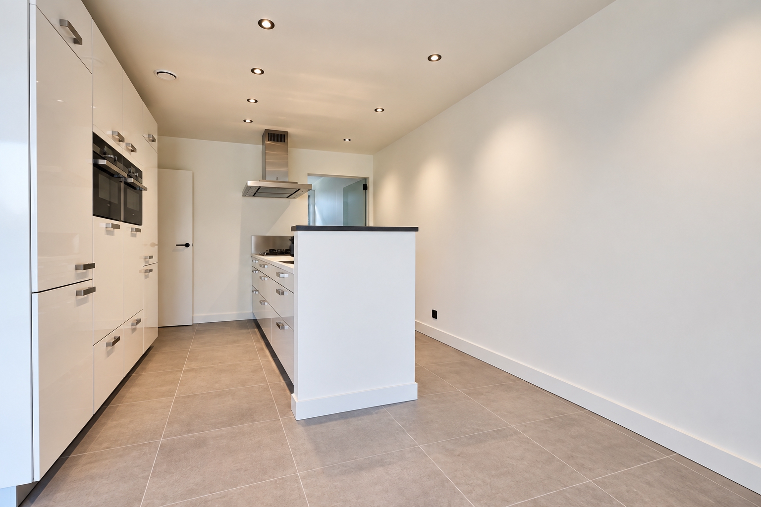 Vernieuwde woning met 4 slpk, 2 badk, garage, tuin met terras voor 495.000 EUR - foto 5